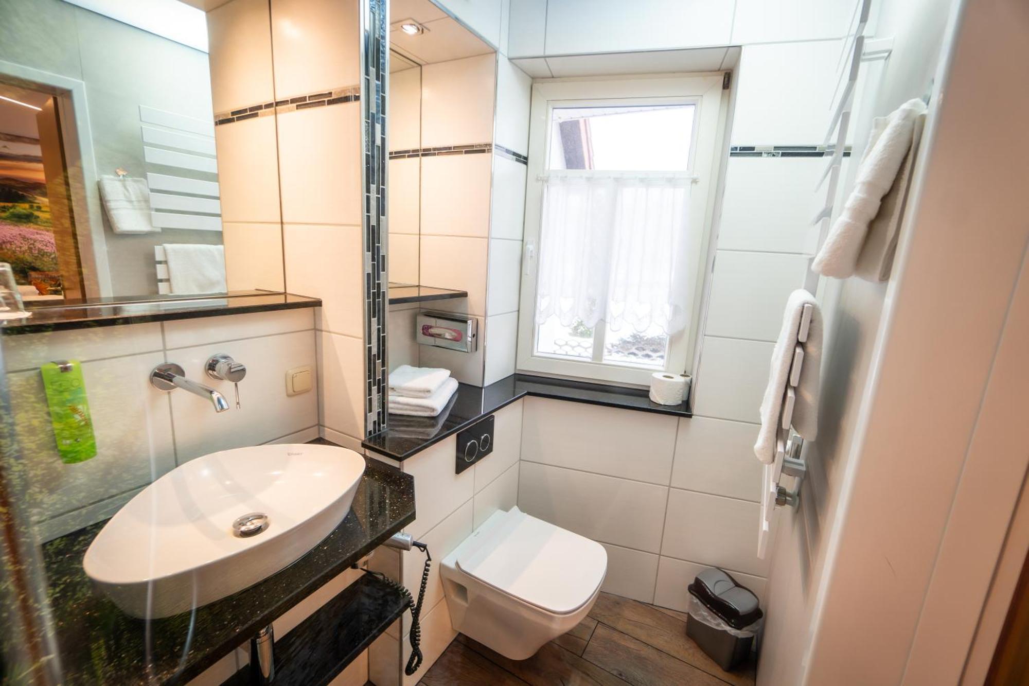 Landhotel Zur Gruenen Kutte Bernshausen Екстер'єр фото